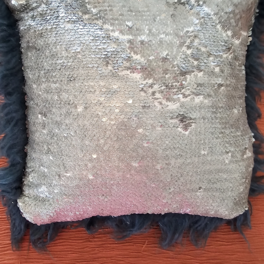Trow Pillows - Picture 4 of 5